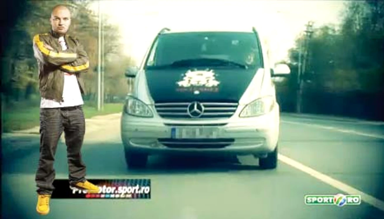Puya conduce un Mercedes Viano