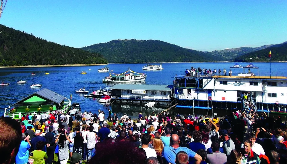 Manifestările de pe lacul Bicaz atrag mii de participanţi FOTO MonitoruldeNeamţ