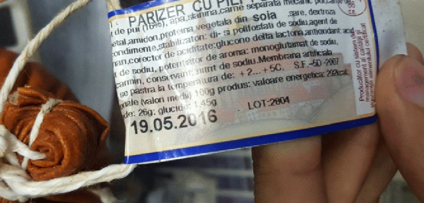 Parizerul găsit în blocul alimentar expirat de opt zile FOTO newsbv.ro