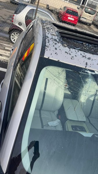 Mașină distrusă de Doreii de la Serviciul Ridicări din Cluj. Proprietara: „Au scăpat brațul macaralei pe automobil“