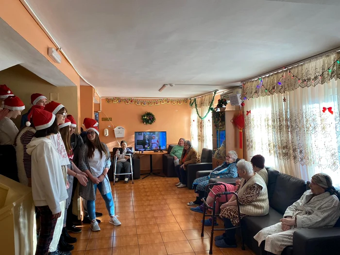 Seniorii au fost colindați de voluntari de la Formul Elevilor Bucureșteni