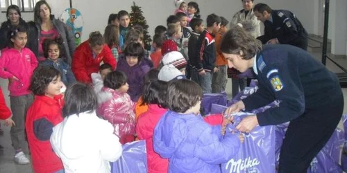 Jandarmii duc cadouri copiilor de la Cehu de mai multe ori pe an