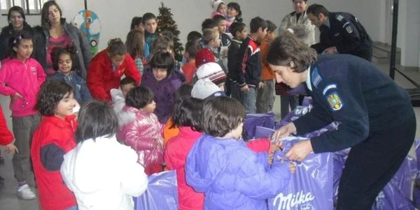 Jandarmii duc cadouri copiilor de la Cehu de mai multe ori pe an