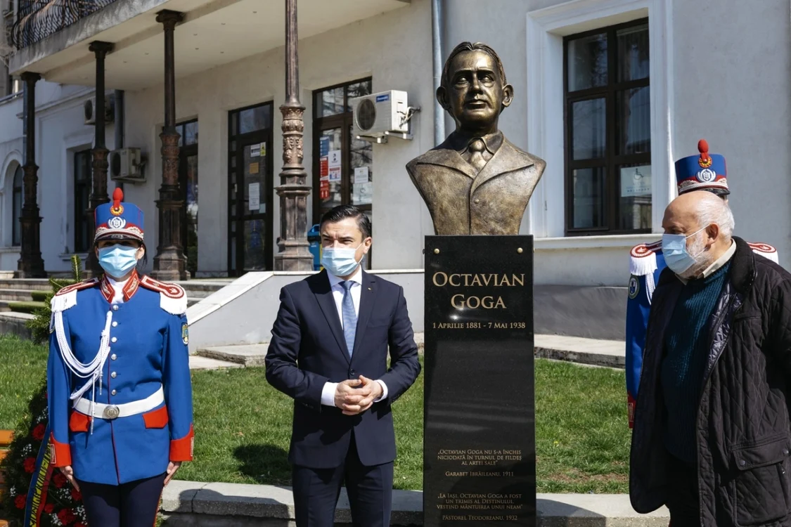 Dezvelirea bustului lui Octavian Goga     FOTO Facebook/Primăria Municipiului Iaşi
