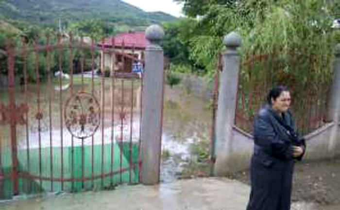 Mai multe gospodării şi drumuri comunale din Buzău, inundate