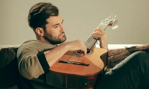 Smiley s a afișat în noul videoclip pentru Crăciun alături de    un câine! jpeg