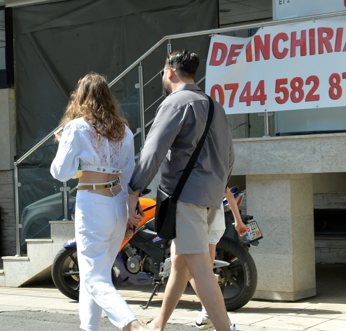 Iulia a purtat o pereche de pantaloni decupați în zona posteriorului 