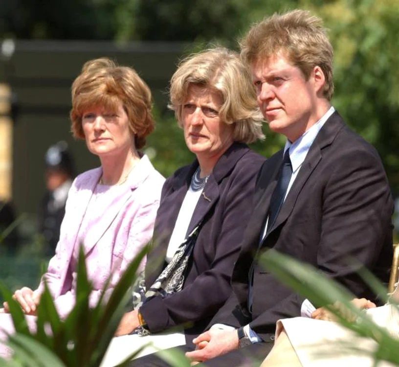 surorile Printesei Diana, Lady Jane Spencer si Lady Sarah Spencer, alaturi de fratele lor, Charles Spencer profimedia 0022089143 jpg
