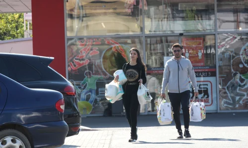 Adrian și Sandra Mutu, echipați pentru cumpărături jpeg