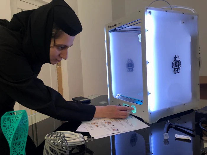 Recipientele în care se comercializează produsele create la Mânăstirea Nera sunt realizare cu o imprimantă 3 D
