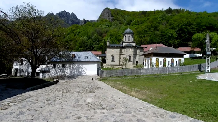 Mănăstirea Stânişoara din Parcul Naţional Cozia - Vâlcea Foto Daciana Stoica