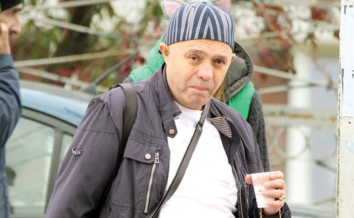 
    Guţă se iubeşte cu  Flori de câteva luni  