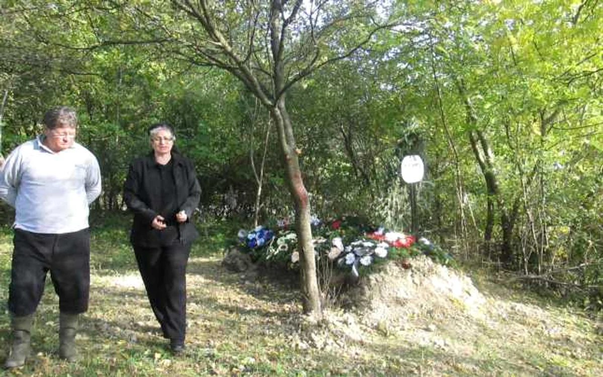 Marieta, alături de soţul ei, la mormântul mamei sale