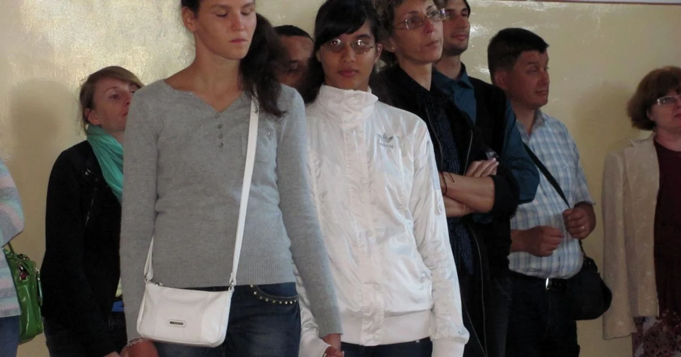 Diana Denisa Danciu (în stânga cu poşetă albă) îşi ţine prietena, Daniela Rostaş (în trening alb şi cu ochelari), de mână , la festivitatea de început de an FOTO: Florina Pop