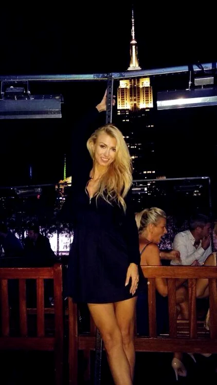 Andreea Bălan a mutat petrecerea de pe acoperiş pe străzile New York-uluiFOTO Facebook