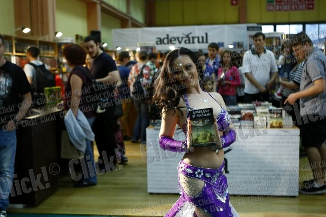 Amira a dansat senzual la standul Editurii Adevărul de la Bookfest. (Foto: Eduard Enea)