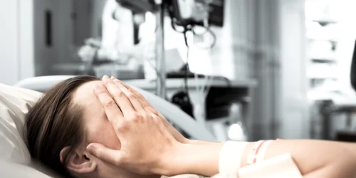 Femeie bolnava in spital - diagnostic - cancer - boala FOTO Shutterstock 