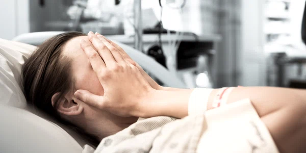 Femeie bolnava in spital - diagnostic - cancer - boala FOTO Shutterstock 