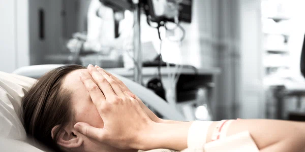Femeie bolnava in spital - diagnostic - cancer - boala FOTO Shutterstock 