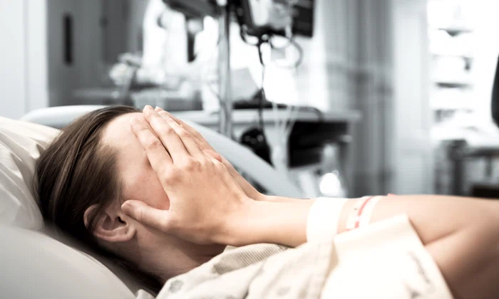 Femeie bolnava in spital - diagnostic - cancer - boala FOTO Shutterstock