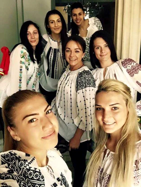 Ziua Universală a Iei serbată de Sânziene la 24 iunie - handbalistele Sursa foto La Blouse Roumaine