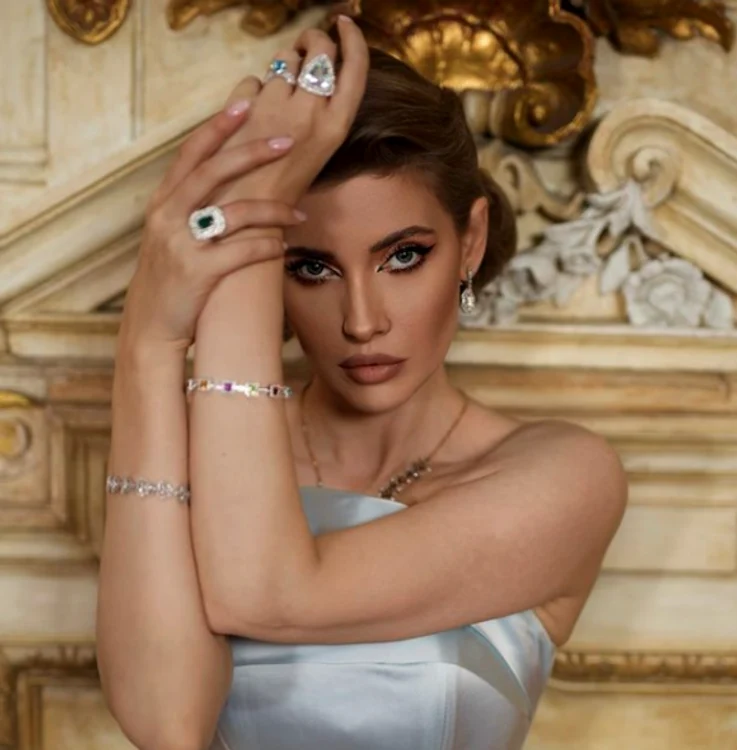 
    Inel din aur alb, decorat central cu un diamant albastrufoto: Instagram  