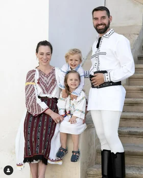 Nicolae și Alina ai României alături de cei doi copii ai lor