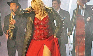 Acum: La un eveniment de joi seară, solista  a afişat o siluetă mult mai zveltă jpeg