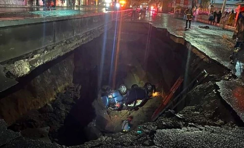 Persoanele din una dintre mașinile prăbușite au fost salvate FOTO Twitter