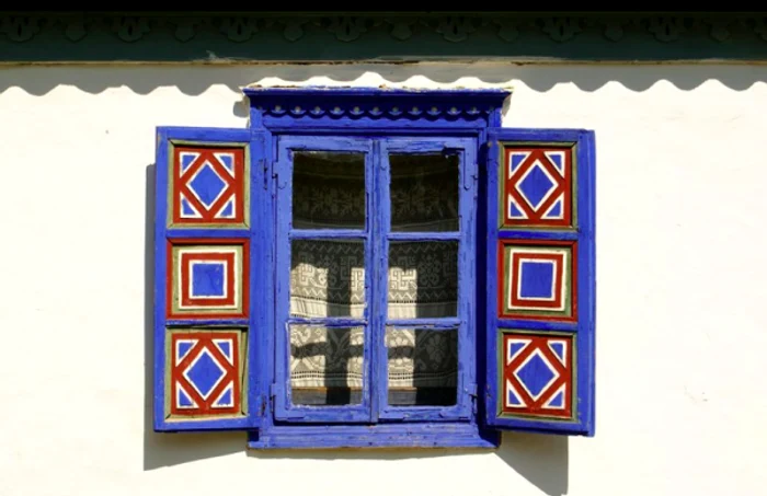 Fereastra albstră - casa Jurilovca Tulcea Dobrogea Sursa Facebook Muzeul Satului Dimitrie Gusti / Autor A. Nanciu
