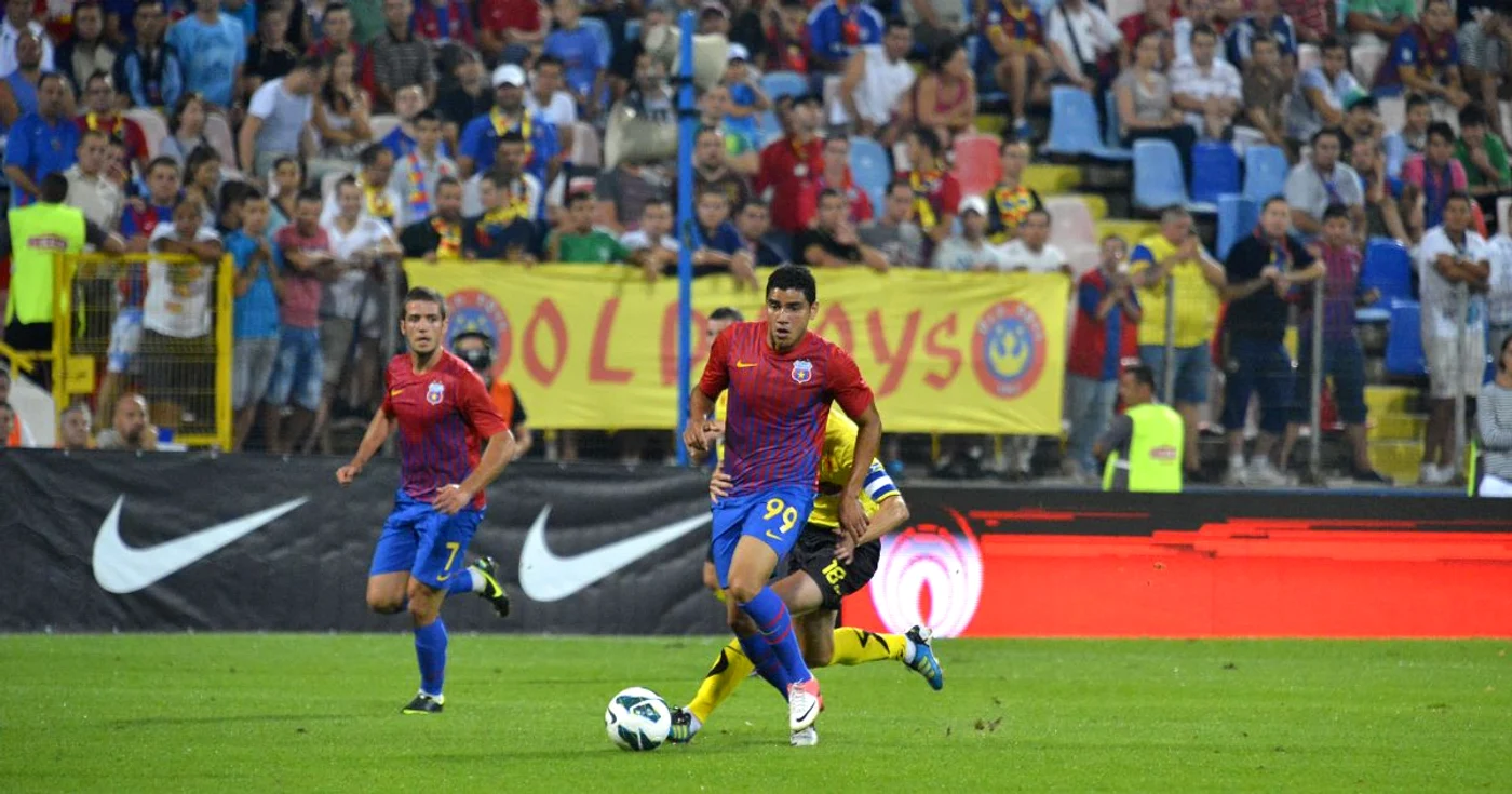 Steaua, ocupanta locului doi, la trei puncte în spatele formaţiei Pandurii Tg. Jiu. FOTO Mediafax