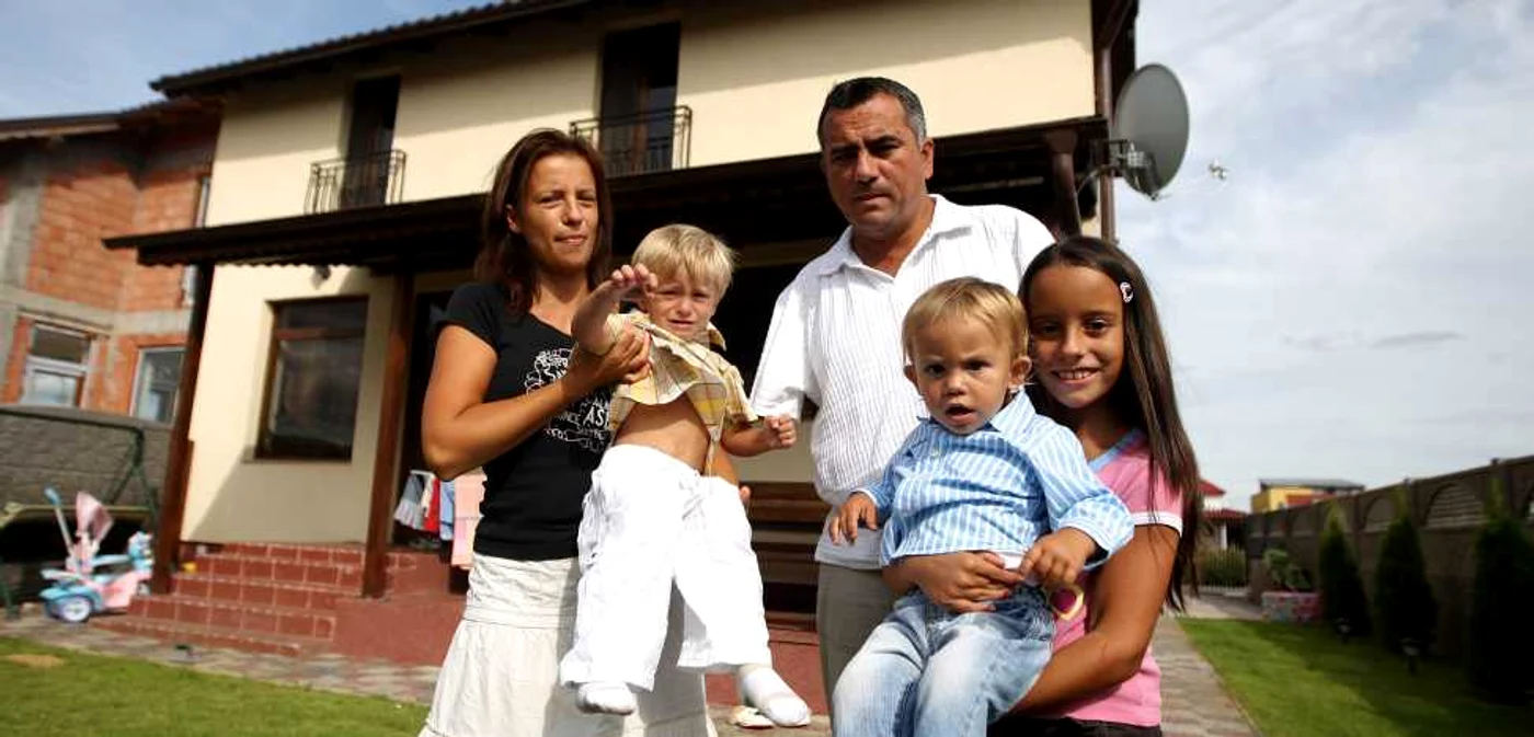 Sergiu Nichescu şi familia în curtea casei