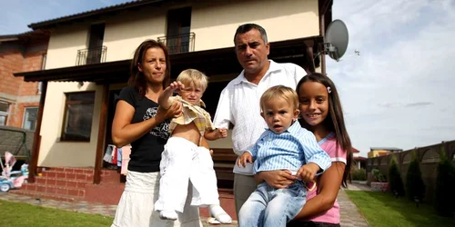 Sergiu Nichescu şi familia în curtea casei