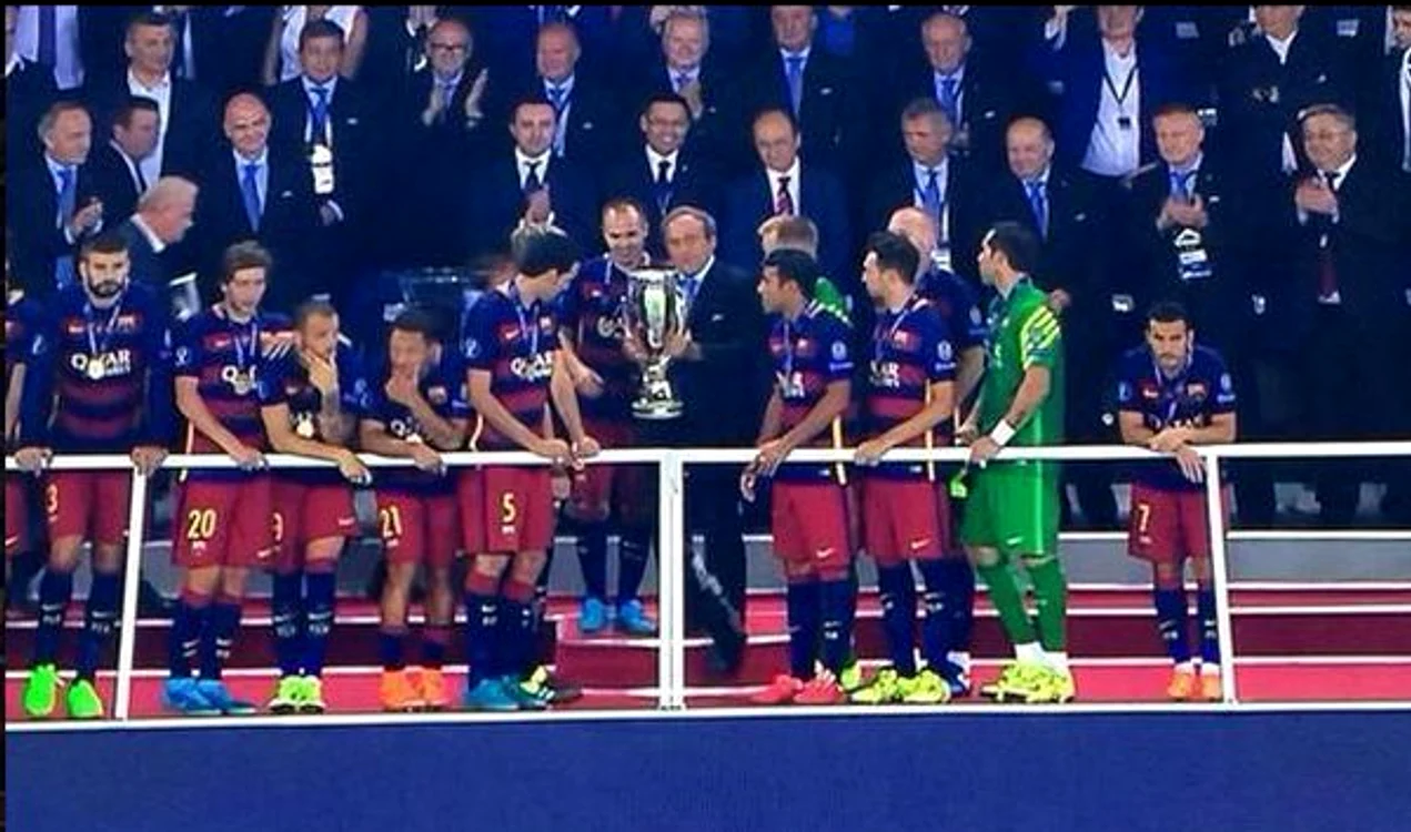 
    Barcelona a primit trofeul din partea lui Michel PlatiniFoto Fox News  
