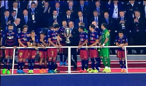 Barcelona a primit trofeul din partea lui Michel PlatiniFoto Fox News