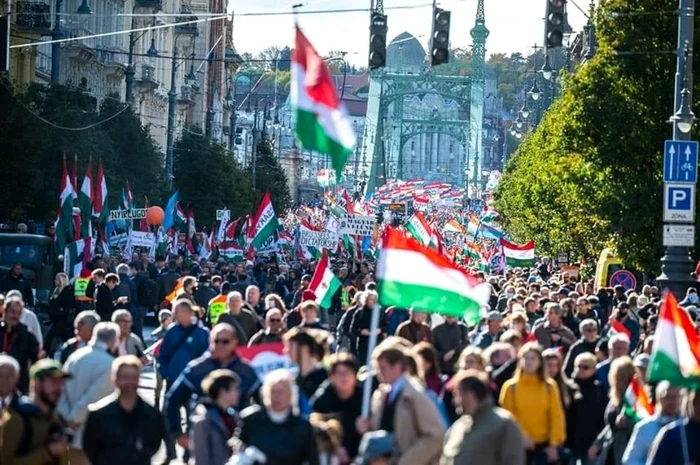 Zeci de mii de oameni au participat la Marsul Păcii organizat de partidul premierului Viktor Orban