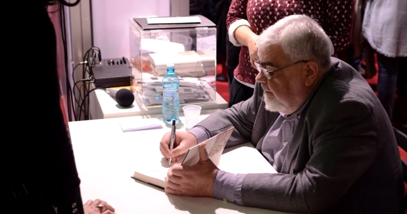 „Am decis să îl susţin când e atacat sordid. Renunţ la tăcerea scârbită adoptată în prea multe alte rânduri. Şi le transmit neted anteniştilor: să vă fie ruşine!“