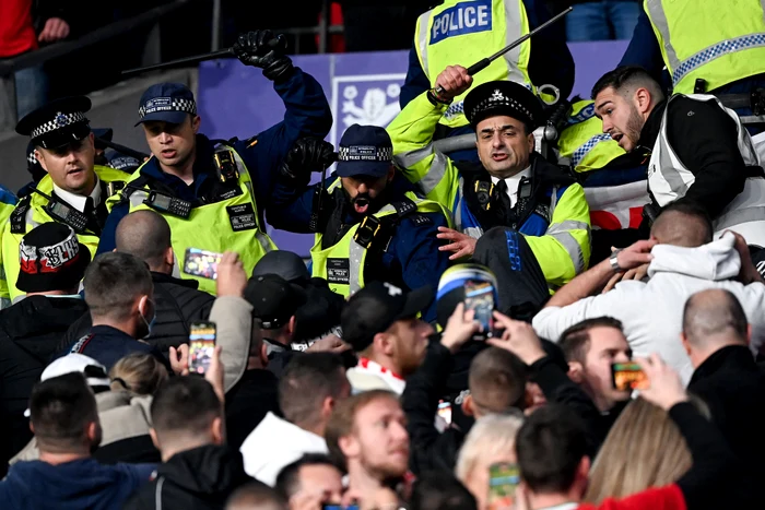 Polițiștii englezi au încercat să-l rețină pe un spectator maghiar suspectat de comportament rasistFoto: EPA-EFE