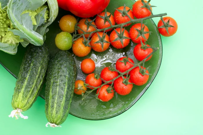 Roşiile sunt sursă de antioxidanţi, iar castraveţii ajută la hidratare