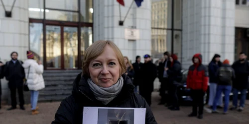 Reprezentanți ai societății civile și jurnaliști o susțin pe Emilia Șercan în timpul protestului acesteia față de clasarea dosarului de kompromat, în fața Parchetului General, în București. FOTO Inquam Photos / Octav Ganea