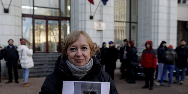 Reprezentanți ai societății civile și jurnaliști o susțin pe Emilia Șercan în timpul protestului acesteia față de clasarea dosarului de kompromat, în fața Parchetului General, în București. FOTO Inquam Photos / Octav Ganea