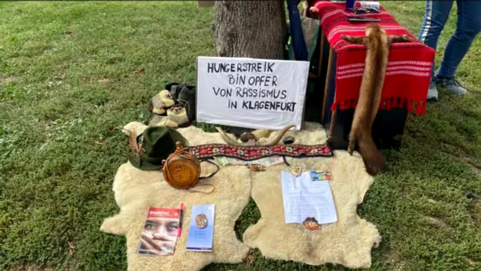 Bărbatul protestează față de xenofobie și violență. FOTO: 5min.at