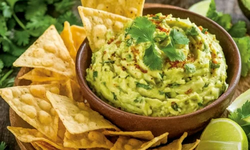 guacamole cu lime si chpsuri jpg