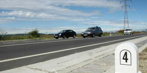 Reabilitarea unui kilometru de drum va costa aproape două milioane de lei. Foto:arhivă