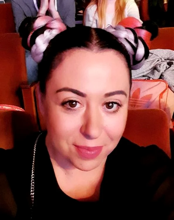 Oana Roman și-a mai schimbat o dată look-ul, în timpul concertului