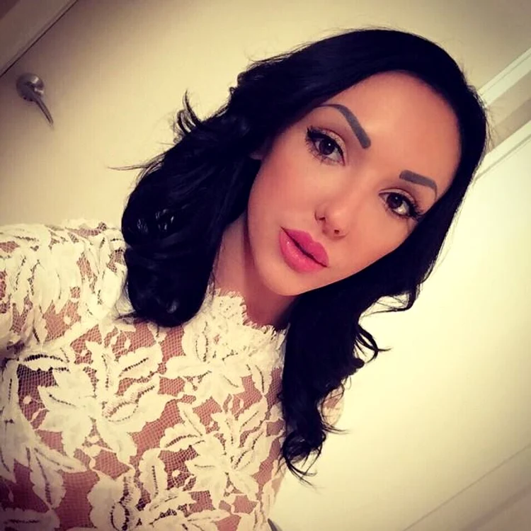 Alexandra Harra şi-a schimbat complet look-ul