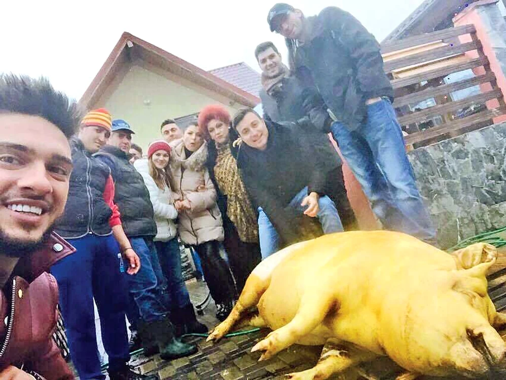 Dorian şi-a făcut  selfie cu porcul