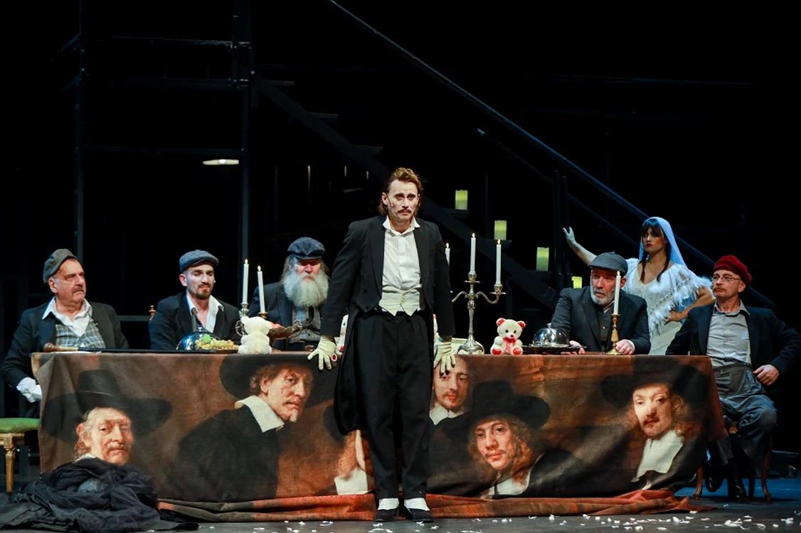 Marius Manole în,”Opera de trei parale” , regia Gelu Colceag la TNB Foto credit Florin Ghioca 