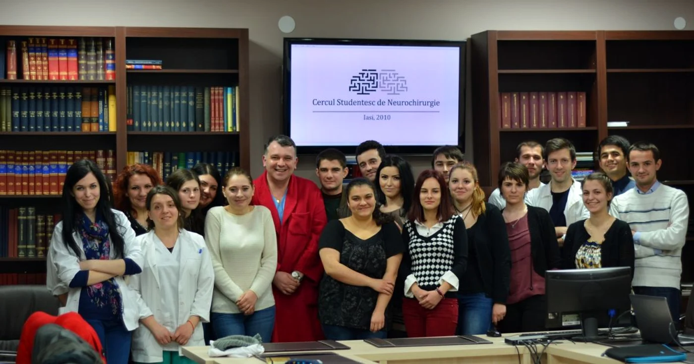 Neurochirul Bogdan Iliescu şi studenţii de la Cercul de Neurochirurgie din Iaşi FOTO Arhiva personală