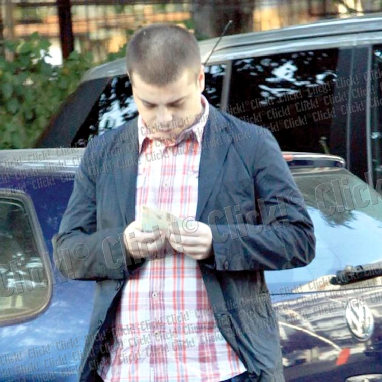Capatos a studiat bine  maşina şi i-a făcut poze
